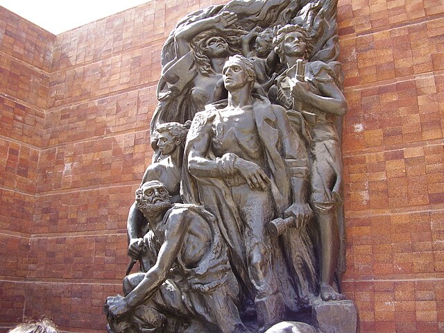 photo du monument du soulèvement du ghetto de Varsovie