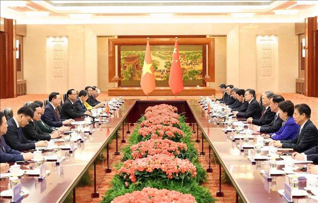 Politique à gauche: Les hauts législateurs vietnamiens et chinois s’entretiennent, le président de l’Assemblée nationale Vuong Dinh Hue,